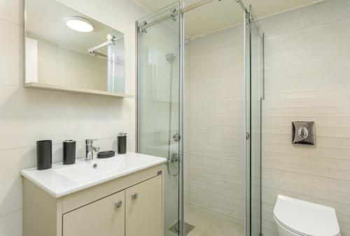 Curl 2-Bedroom Apartment in Gemmayzeh - image 3