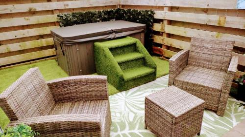 Adorable private couples retreat with hot tub · Llanfechell