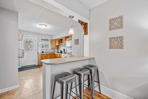 Spacious Open-Concept Studio Short-Midterm Stays - image 12