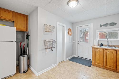 Spacious Open-Concept Studio Short-Midterm Stays - image 11