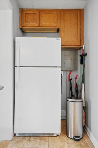 Spacious Open-Concept Studio Short-Midterm Stays - image 3