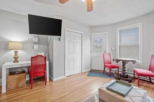 Spacious Open-Concept Studio Short-Midterm Stays - image 4