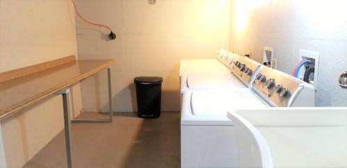 Spacious Open-Concept Studio Short-Midterm Stays - image 9