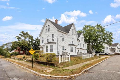 Spacious Open-Concept Studio Short-Midterm Stays - image 8