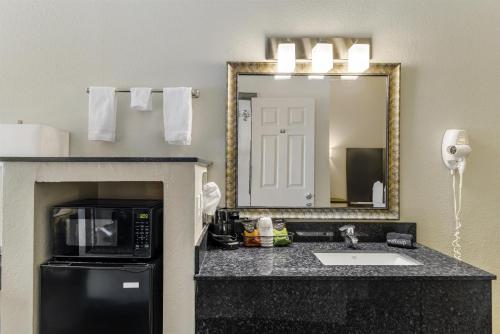 ห้องน้ำ, เบสต์ เวสเทิร์น เวสต์ มอนโร อินน์ (Best Western West Monroe Inn) in เวสต์ มอนโร (LA)