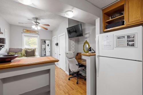 Bright & Chic 1st Flr Studio - Short-Midterm Stays - image 14