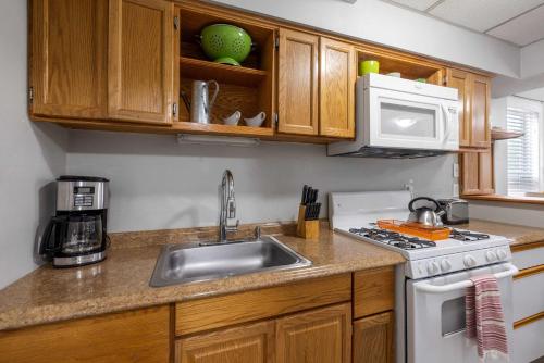 Bright & Chic 1st Flr Studio - Short-Midterm Stays - image 12
