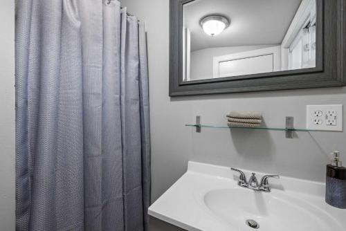 Bright & Chic 1st Flr Studio - Short-Midterm Stays - image 2
