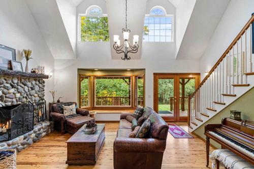 Custom Crafted Forest Retreat with Pond on 5 Acres - image 8