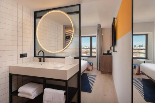 room detail thumbnail 2