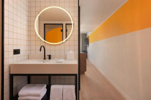 room detail thumbnail 2