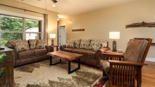 Amazing Fall Getaway No Stairs Ecusta Trail in Etowah (NC)