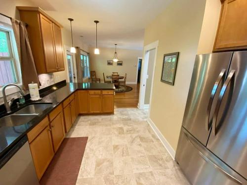 Amazing Fall Getaway No Stairs Ecusta Trail in Etowah (NC)