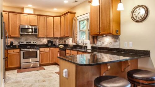 Amazing Fall Getaway No Stairs Ecusta Trail in Etowah (NC)