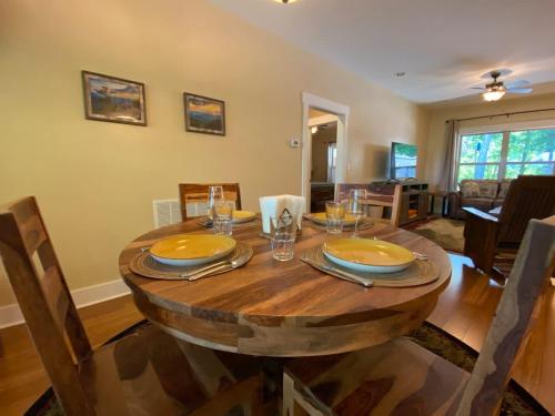 Amazing Fall Getaway No Stairs Ecusta Trail in Etowah (NC)