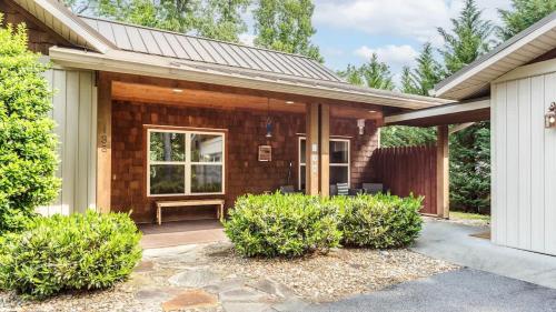 Amazing Fall Getaway No Stairs Ecusta Trail in Etowah (NC)