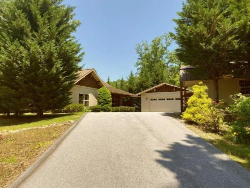 Amazing Fall Getaway No Stairs Ecusta Trail in Etowah (NC)