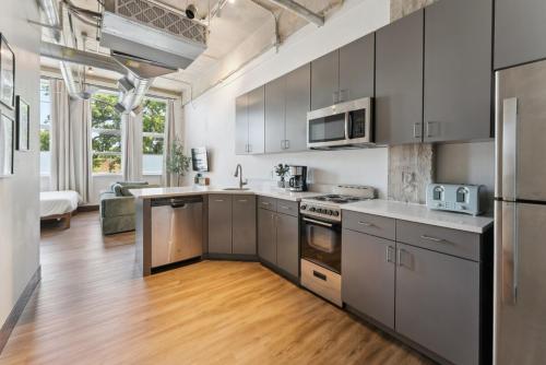 keuken, Chic City Escape Cozy Condo No 209 in Cedars