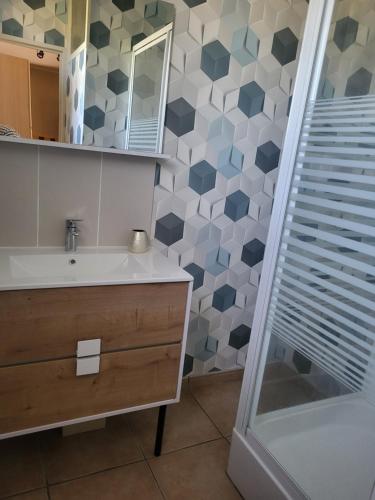 Shower, Maison individuelle climatise, 3 minutes du pal in Dompierre-Sur-Besbre