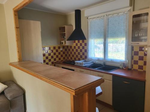 Kitchen, Maison individuelle climatise, 3 minutes du pal in Dompierre-Sur-Besbre