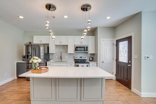 Pet-Friendly Stay: Walk to Park & Lake Lewisville! in Lake Dallas