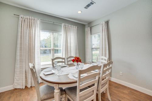 Pet-Friendly Stay: Walk to Park & Lake Lewisville! in Lake Dallas