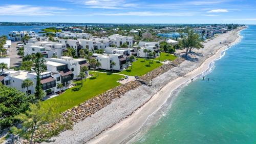 Tamarind 3BR Loft – Beach Vibes & Bay Views in Englewood (FL)