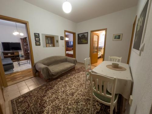 Retro apartment with three rooms – khách sạn tại Bratislava V