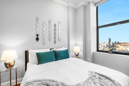 Luxury Studio Loft Rooftop View & Pool in Other