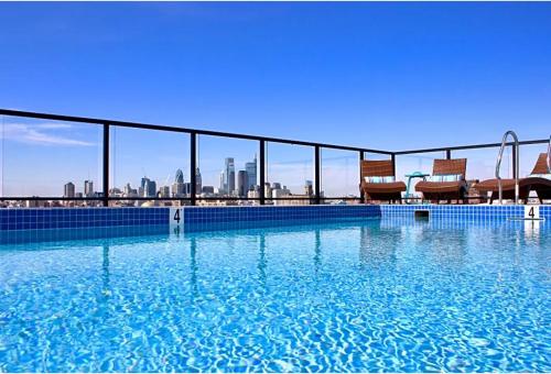 Spacious Modern 1br W Poolgymdeck in Other
