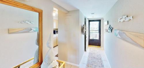 Pristine 2 Bed Condo Steps from Free Beach Access - image 16
