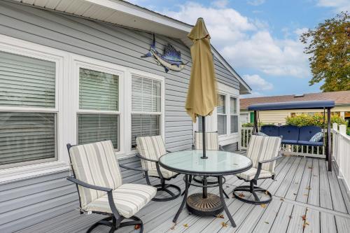 Walk to Shore! Surfside Beach Gem w/ Game Courts – khách sạn tại Bờ biển Surfside