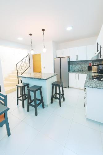 Konyha, Modern Penthouse with Rooftop Oasis & Gated Parking - 3 in Playa Dorada