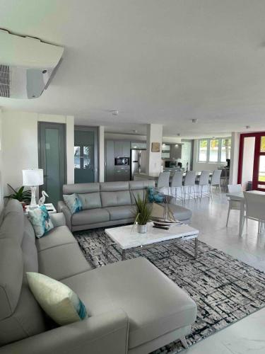 Beachfront Spacious Luxury Villa Private Pool in Plaja Fortuna
