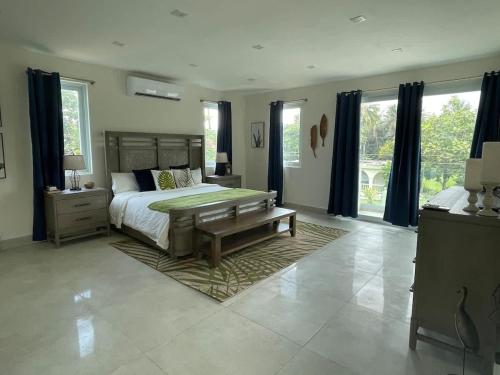Beachfront Spacious Luxury Villa Private Pool in Plaja Fortuna