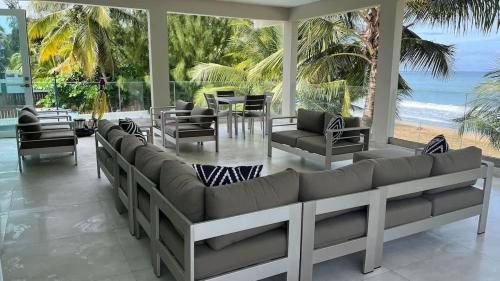 Beachfront Spacious Luxury Villa Private Pool in Plaja Fortuna