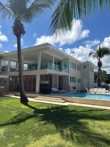 Beachfront Spacious Luxury Villa Private Pool in Plaja Fortuna
