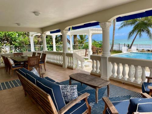 Beachfront Luxury Bungalow Private Premium Pool in Plaja Fortuna