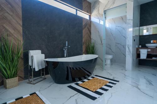 Banyo, Casa Alvana - Sauna & Private Pool at Baja Country Club in Ensenada