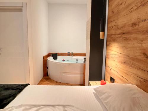 Jacuzzi Studio Room in Шкодра