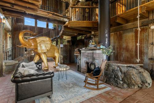 Unique Stay! Pool, Hot tub, Game Room, Views