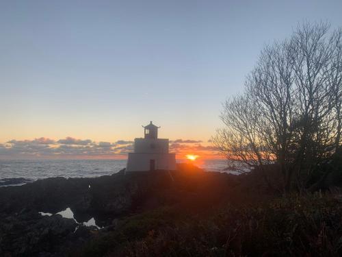 WHITE HAUS nested in Rainforest close to beach and trail in อูคลูเล็ต (BC)