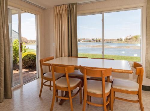 2 bedrooms, 5 beds