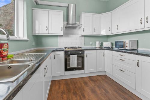 The Royal Stay at Queens Hill Sleeps 10 in Allt-yr-yn