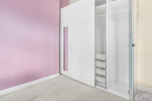 The Royal Stay at Queens Hill Sleeps 10 in Allt-yr-yn