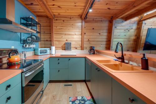 Charming Pinecrest Cabin with Private Deck in Pinecrest (CA)