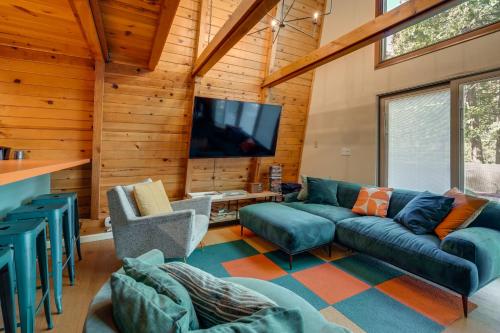 Charming Pinecrest Cabin with Private Deck in Pinecrest (CA)