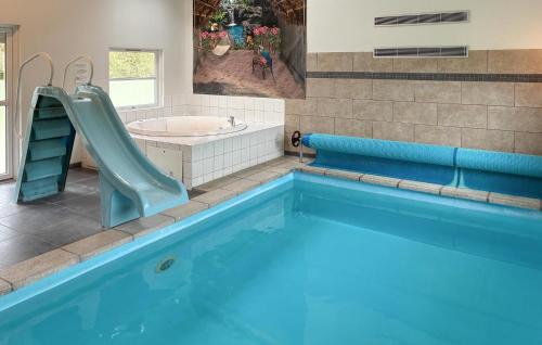 Piscina, Amazing Home In Væggerløse With Sauna in Idestrup