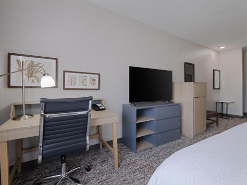 1 king bed, 1 sofa bed