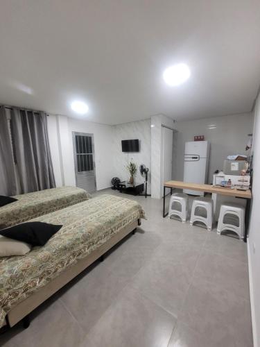 Kitnet da Treze - 600m da Praia da Enseada – khách sạn tại Enseada